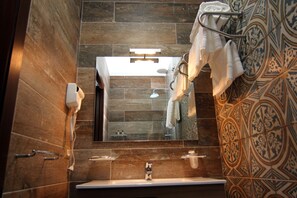 Comfort-Doppel- oder -Zweibettzimmer, 1 Schlafzimmer, Stadtblick | Badezimmer | Dusche, kostenlose Toilettenartikel, Haartrockner, Hausschuhe