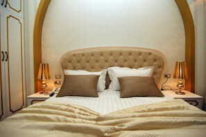 Quarto casal superior, 1 cama King, vista para a cidade | 6 quartos, lençóis italianos Frette, roupas de cama premium
