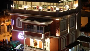 Façade de l’hébergement - soirée/nuit