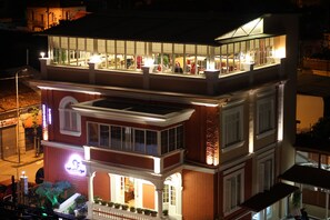 Facciata della struttura - sera/notte