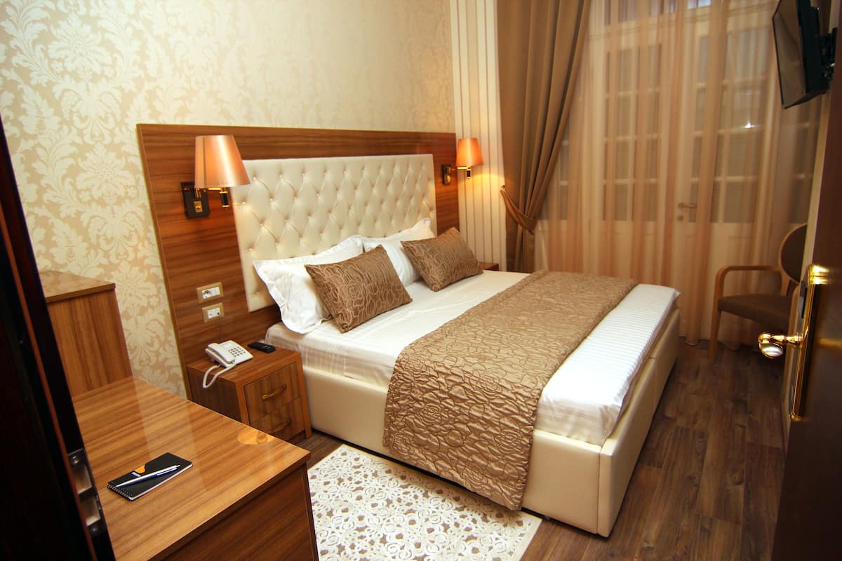 Habitación Confort con 1 cama matrimonial o 2 individuales, 1 habitación, vista a la ciudad | 6 habitaciones, sábanas italianas Frette y ropa de cama de alta calidad