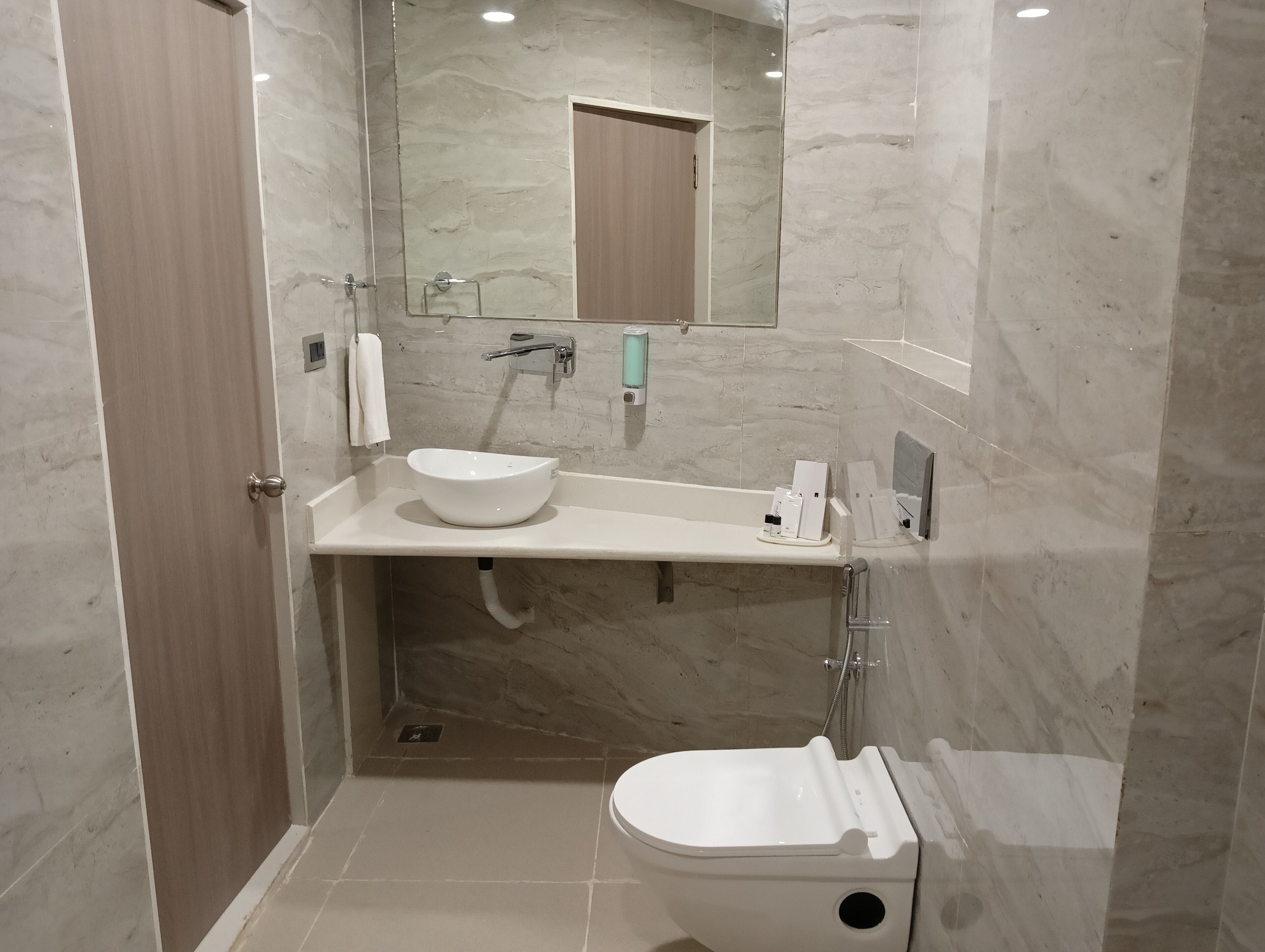 Shower, rainfall showerhead, free toiletries, towels