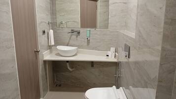 Shower, rainfall showerhead, free toiletries, towels
