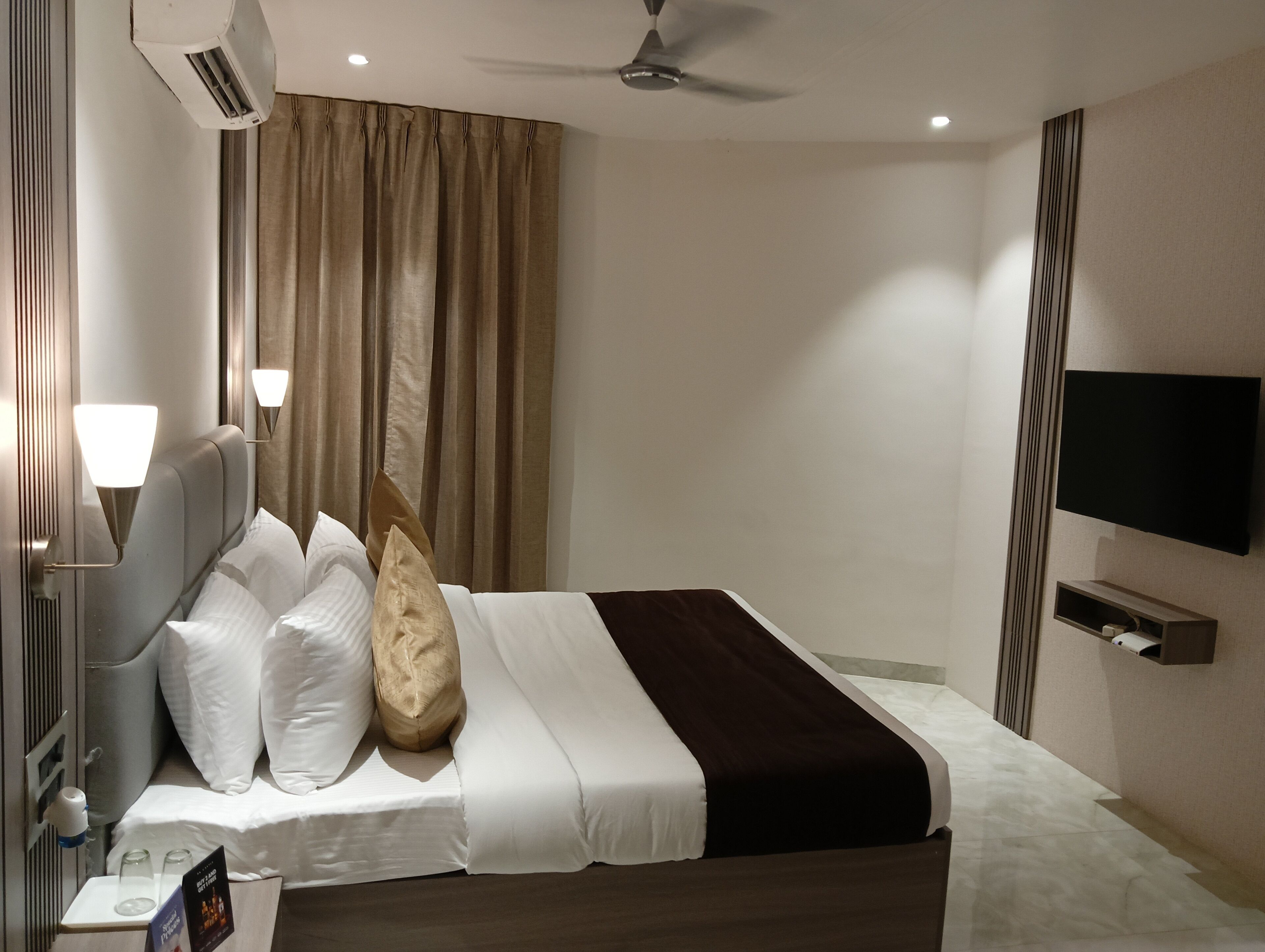 أغطية فراش متميزة وميني بار وخزنة داخل الغرفة ومكتب