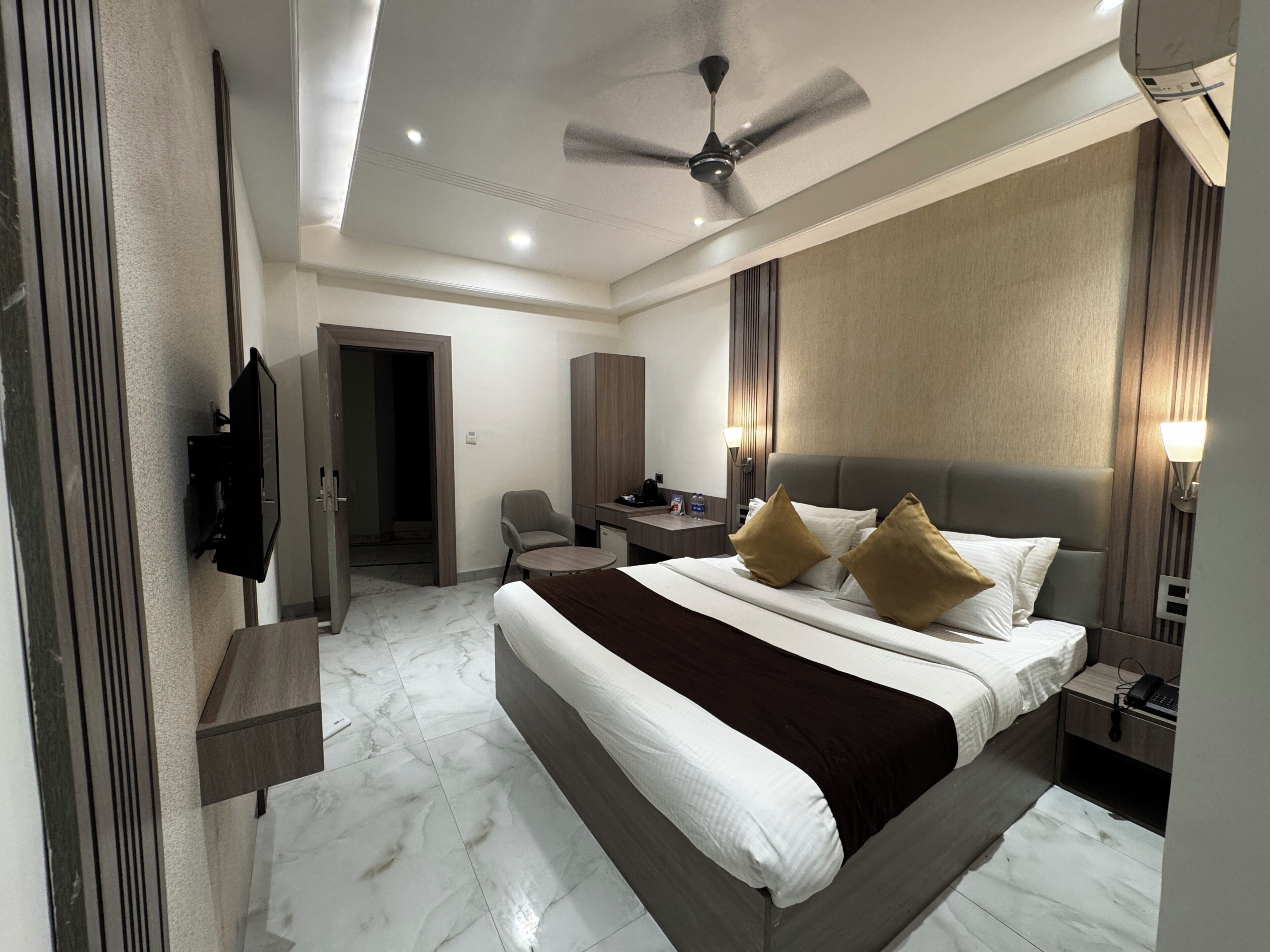 Premium Room, 1 Bedroom, Refrigerator | Premium bedding, minibar, in-room safe, desk