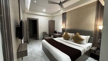 Premium Room, 1 Bedroom, Refrigerator | Premium bedding, minibar, in-room safe, desk