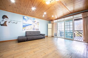 Muebles diferentes y espacio para trabajar con laptop