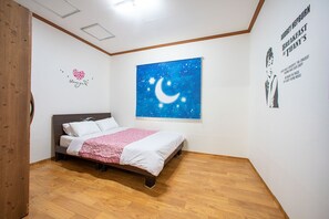 Kamar Keluarga | Dilengkapi dengan perabotan berbeda-beda dan ruang kerja ramah laptop