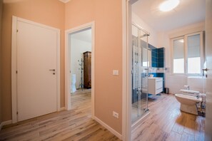 Dusche, Haartrockner, Bidet, Handtücher