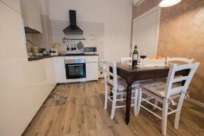 Frigorifero, microonde, forno, piano cottura