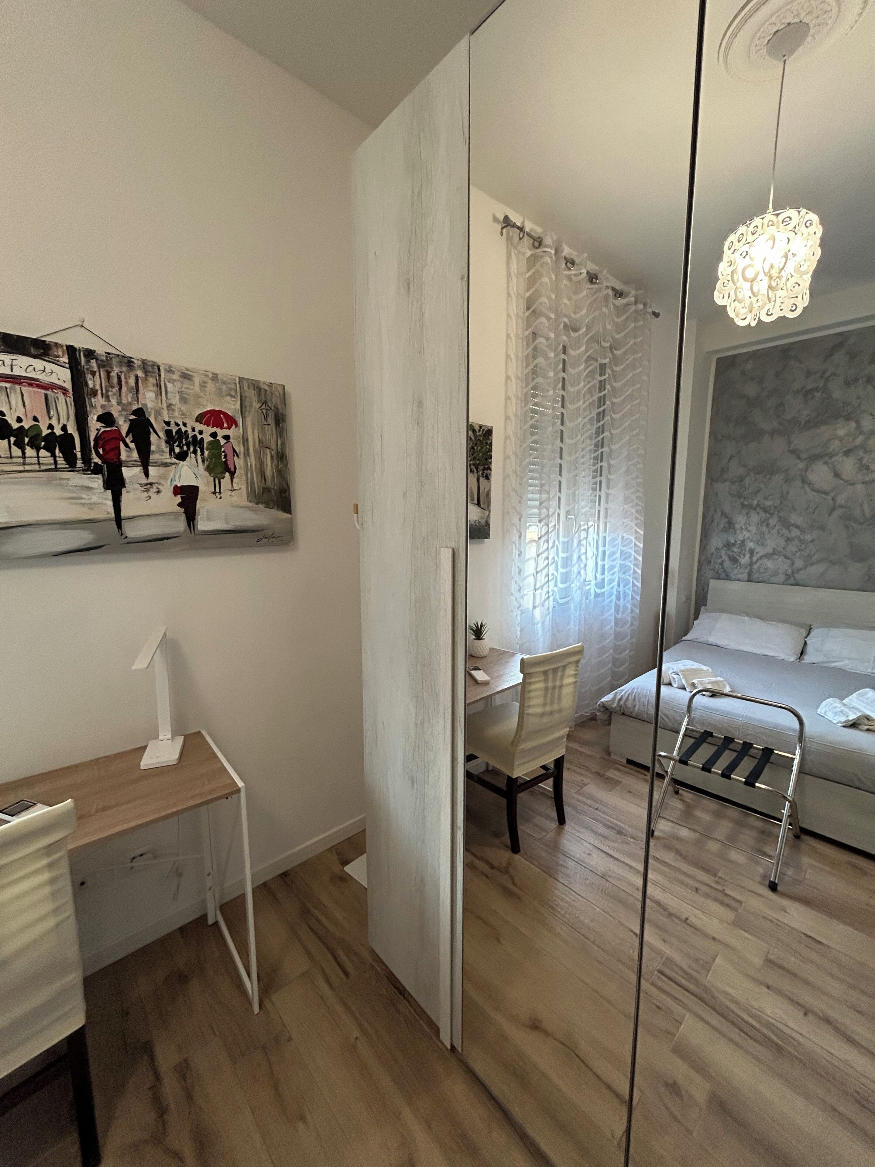 2 makuuhuonetta, työpöytä, äänieristys, silitysrauta/-lauta