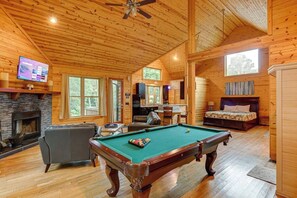 Smart TV, fireplace