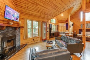 Smart TV, fireplace - Radiance-Luxury Private Cabin w Infrared Sauna and 6 ft. 2 Person Jacuzzi Spa (Cleveland)