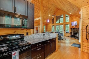 Kjøleskap, mikrobølgeovn, kokeplater og oppvaskmaskin