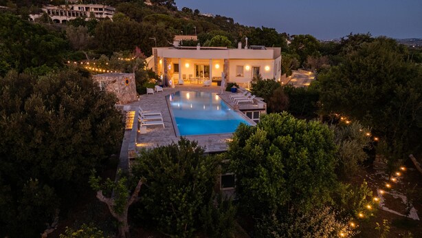 A modern villa with a swimming pool surrounded by lush greenery and a hilltop view. - Villa Modigliani - Casarano (Casarano)