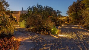 A landscaped garden with a pathway, a bench, and a large green vase. - Villa Modigliani - Casarano (Casarano)