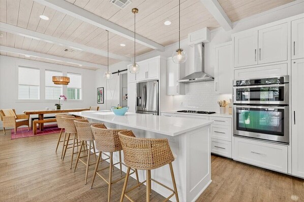 Jääkaappi, mikroaaltouuni, uuni, liesi