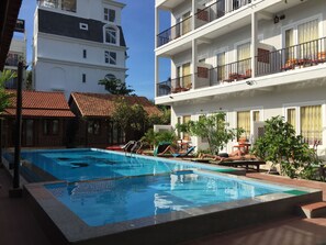 Piscina all'aperto, lettini