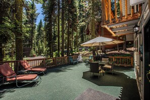 Outdoor dining - Hillhouse by Hauserman Rental Group (Homewood)