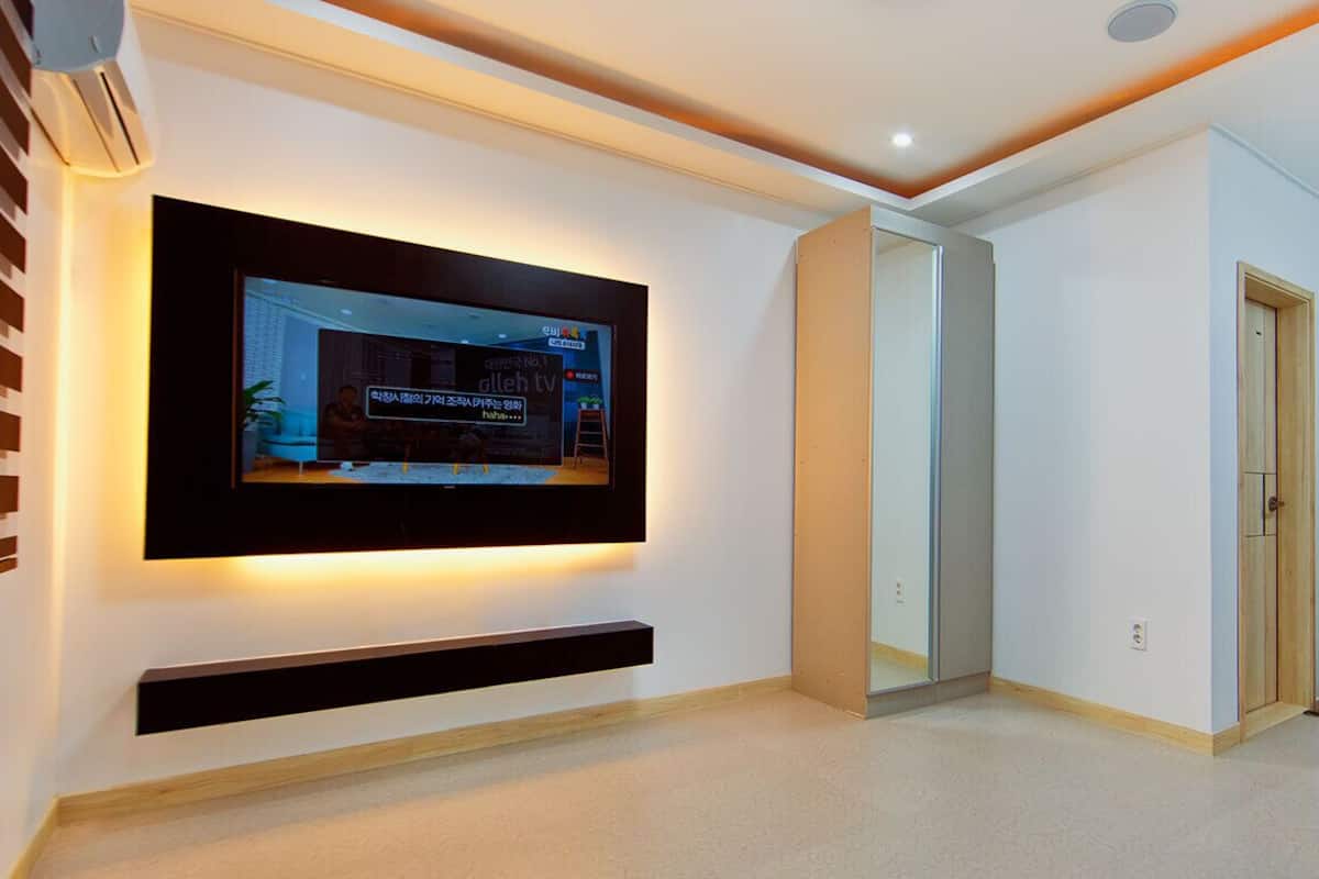Room (303) | Living area | 50-inch LCD TV with digital channels, TV, pay movies
