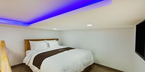 Room (104) | Premium bedding, individually decorated, individually furnished
