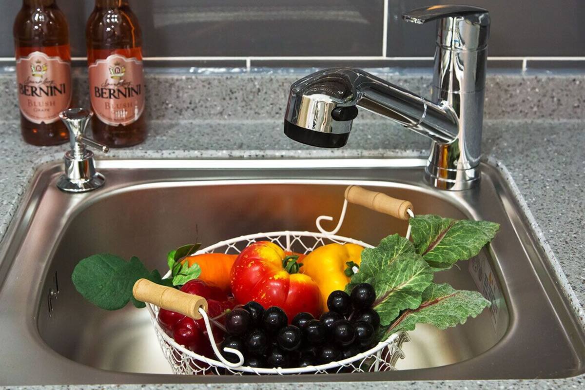 Réfrigérateur, micro-ondes, plaque de cuisson, bouilloire électrique