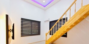 101호가넷(복층) | 거실 공간 | 디지털 채널 시청이 가능한 50인치 LCD TV, TV, 유료 영화