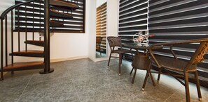 Room (305) | Living area | 50-inch LCD TV with digital channels, TV, pay films - Daecheon Jewelry Pension (Boryeong)