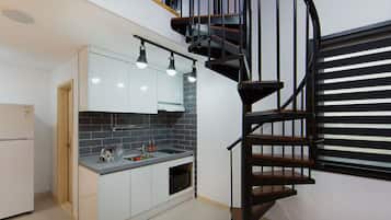 Room (302) | Private kitchenette | Fridge, microwave, stovetop, electric kettle