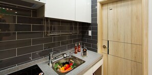 Room (202) | Private kitchenette | Fridge, microwave, stovetop, electric kettle - Daecheon Jewelry Pension (Boryeong)