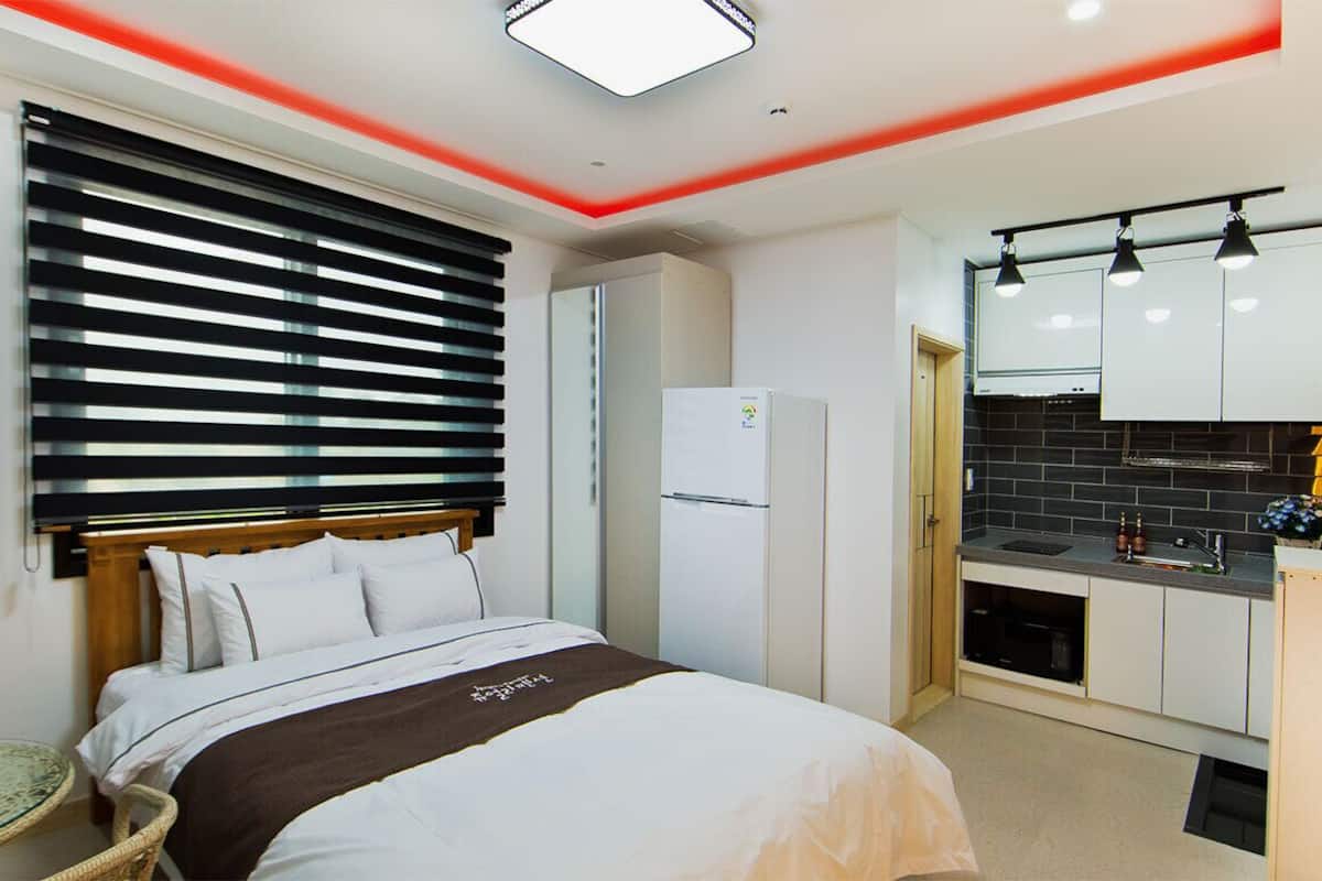 Room (201) | 1 bedroom, premium bedding, individually decorated