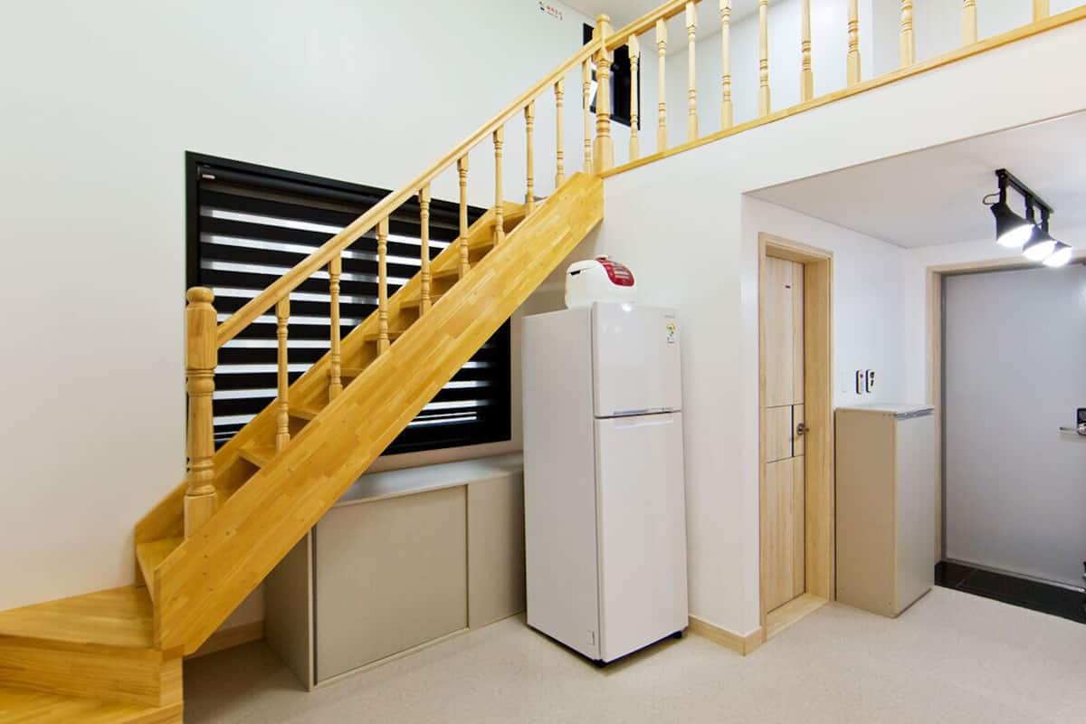 Room (103) | Living area | 50-inch LCD TV with digital channels, TV, pay movies