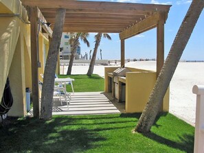 Outdoor dining - !!!! NEED SAND BETWEEN YOUR TOES??? Driftwood Towers 6B. Right on the Beach. (Gulf Shores)