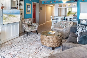 Smart TV, DVD player, books, stereo - !!!! NEED SAND BETWEEN YOUR TOES??? Driftwood Towers 6B. Right on the Beach. (Gulf Shores)