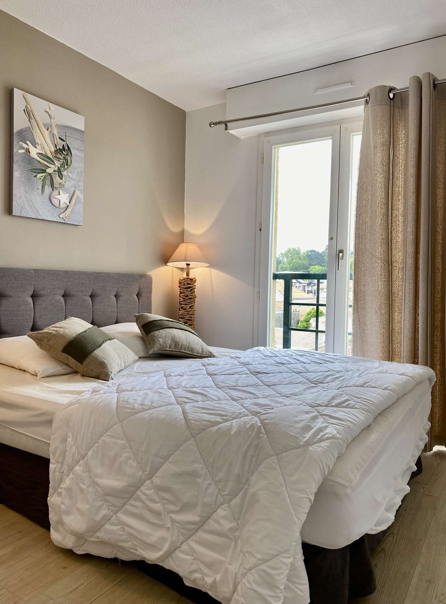 1 chambre, fer et planche à repasser