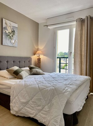 1 habitación y tabla de planchar con plancha