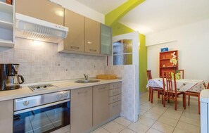 Refrigerador, microondas, parrilla de estufa y cafetera y tetera 