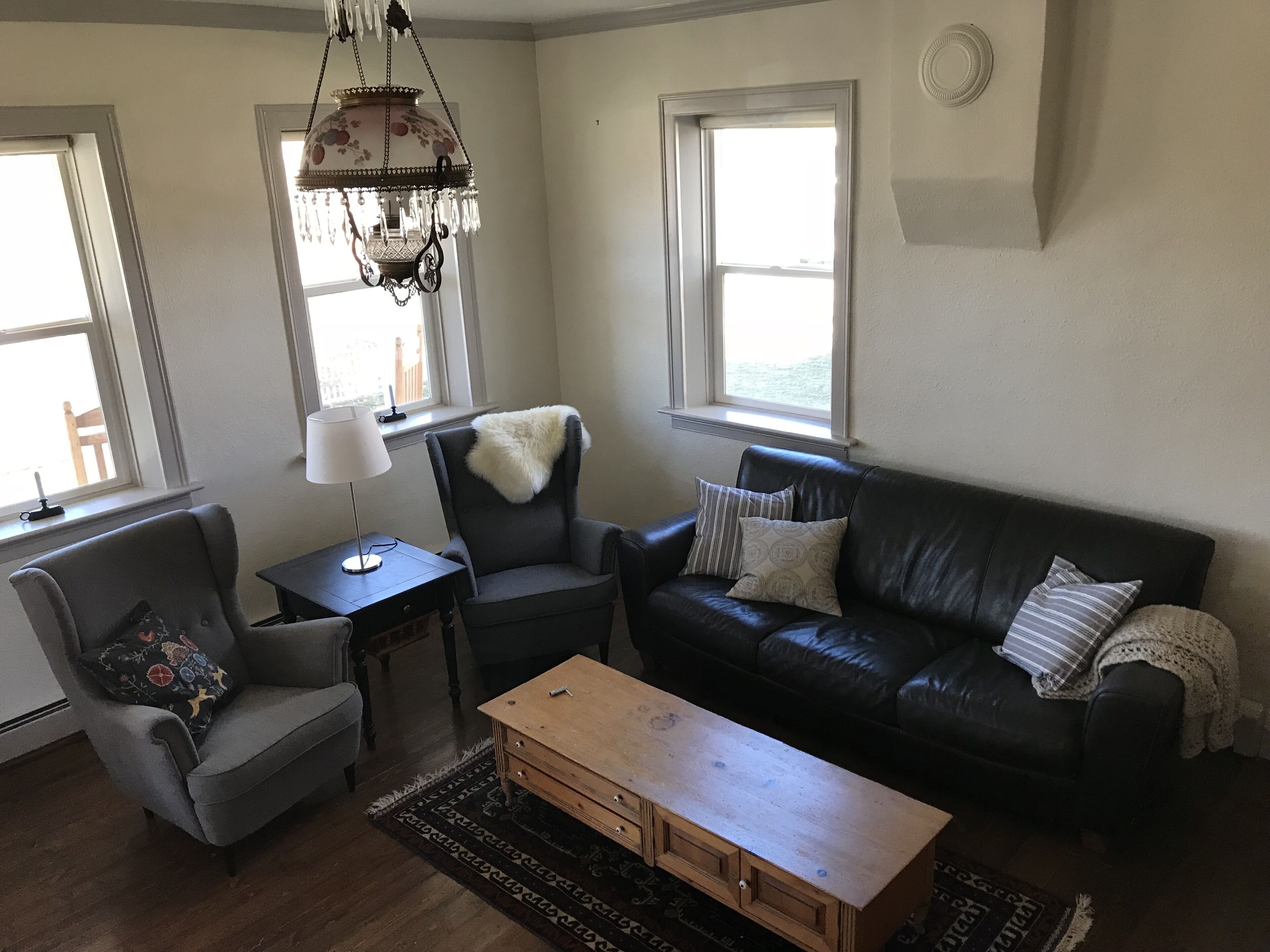 Smart TV, fireplace, DVD player, books