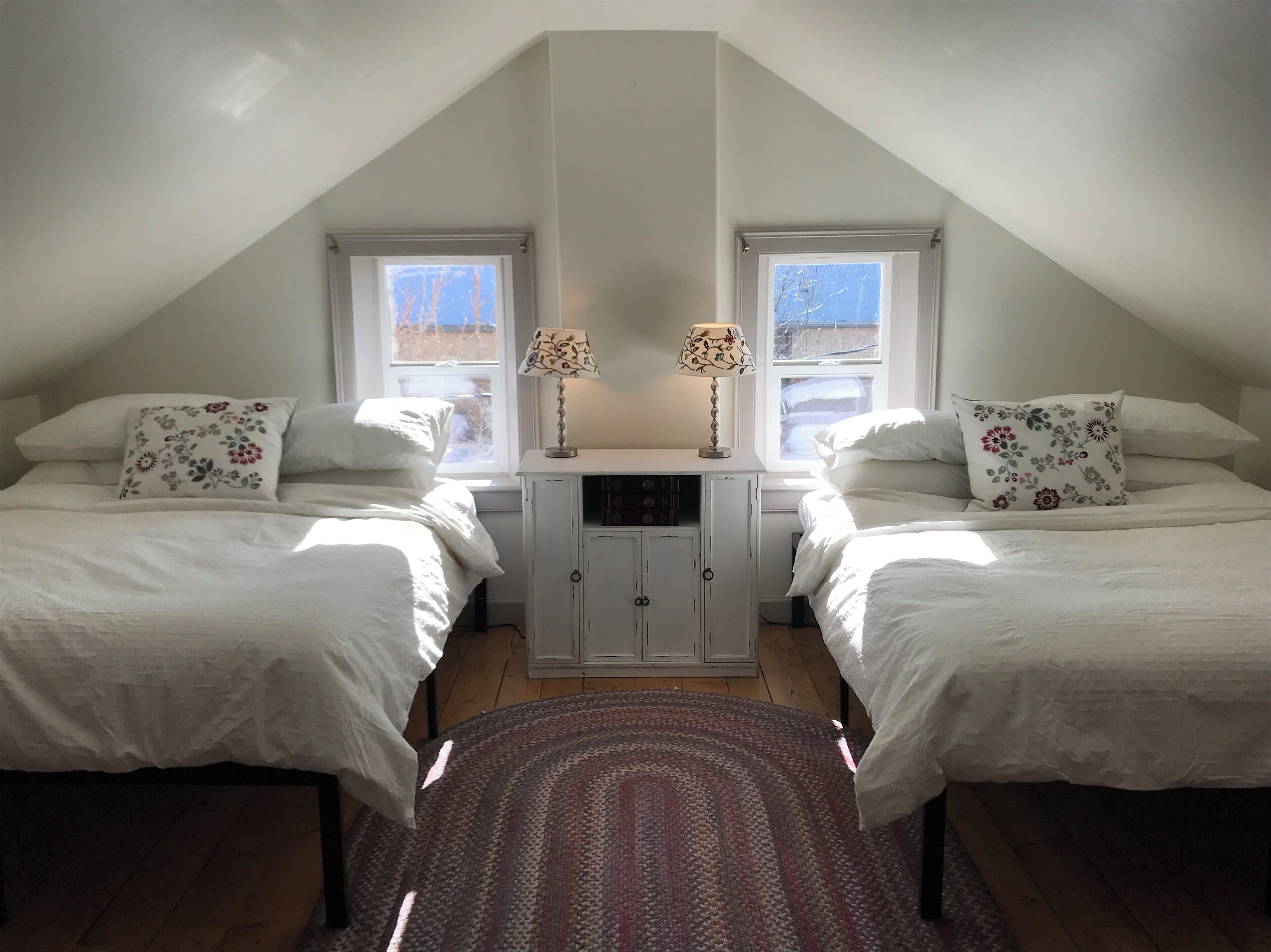 3 bedrooms, desk, iron/ironing board, travel crib