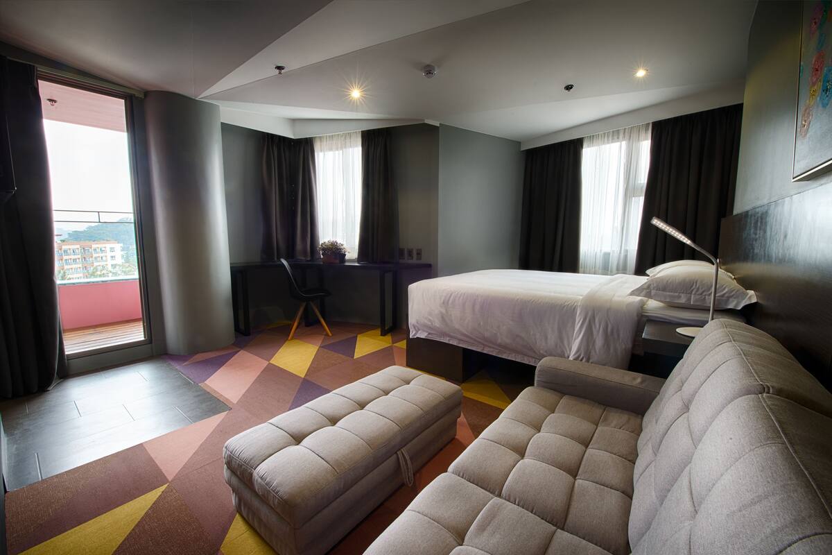 Fox Room | In-room safe, desk, laptop workspace, iron/ironing board (on request)