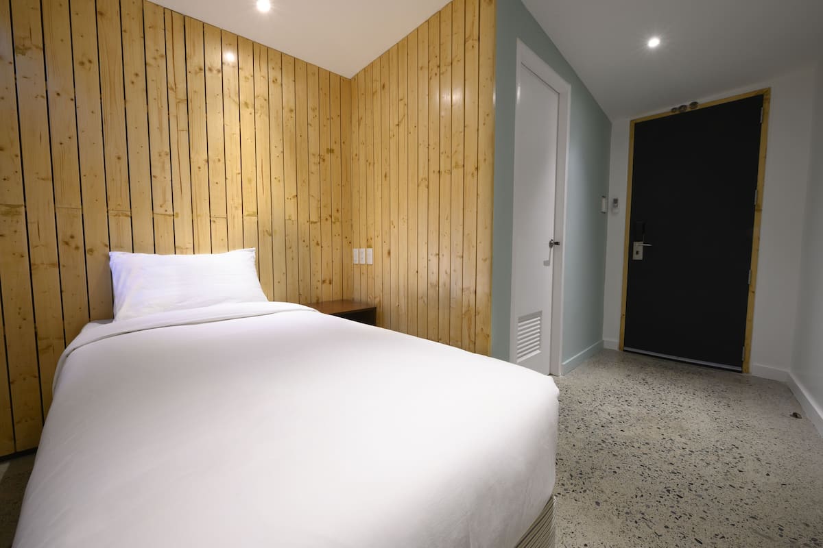 Standard Single Room (Turtle) | Peti besi dalam bilik, meja, ruang kerja komputer riba