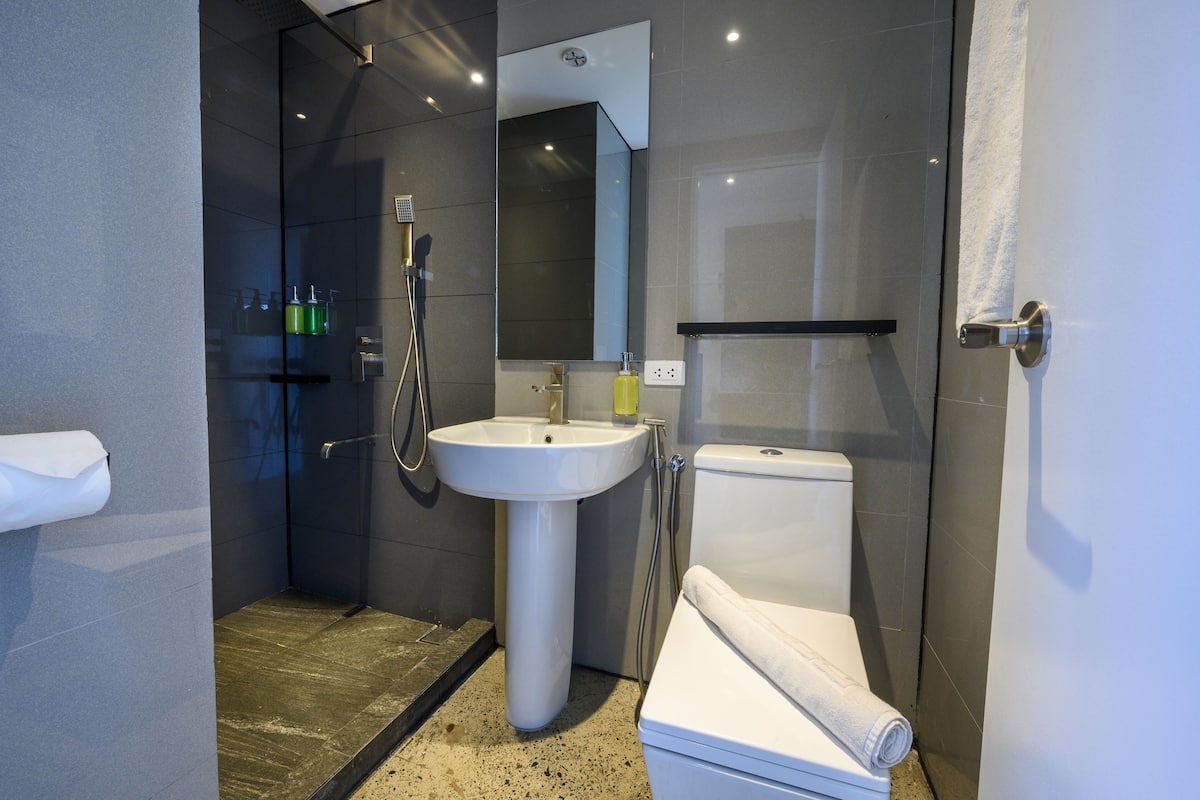 whale room | bathroom | free toiletries, hair dryer, slippers, bidet