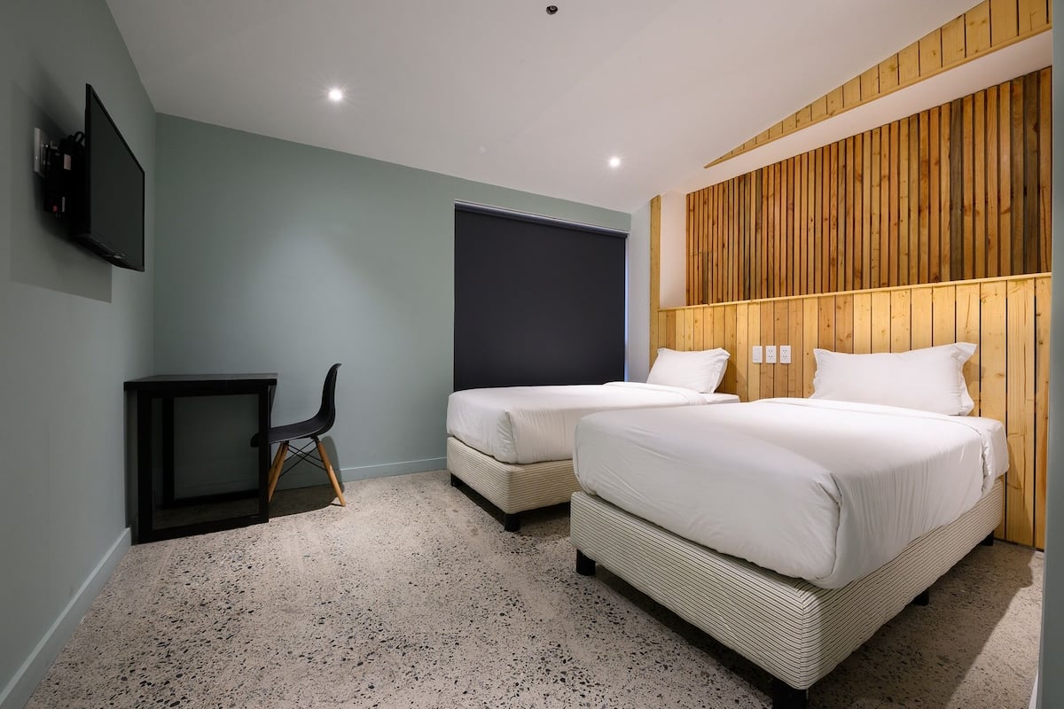 Room (Owl, 2 Single Beds) | Peti besi dalam bilik, meja, ruang kerja komputer riba