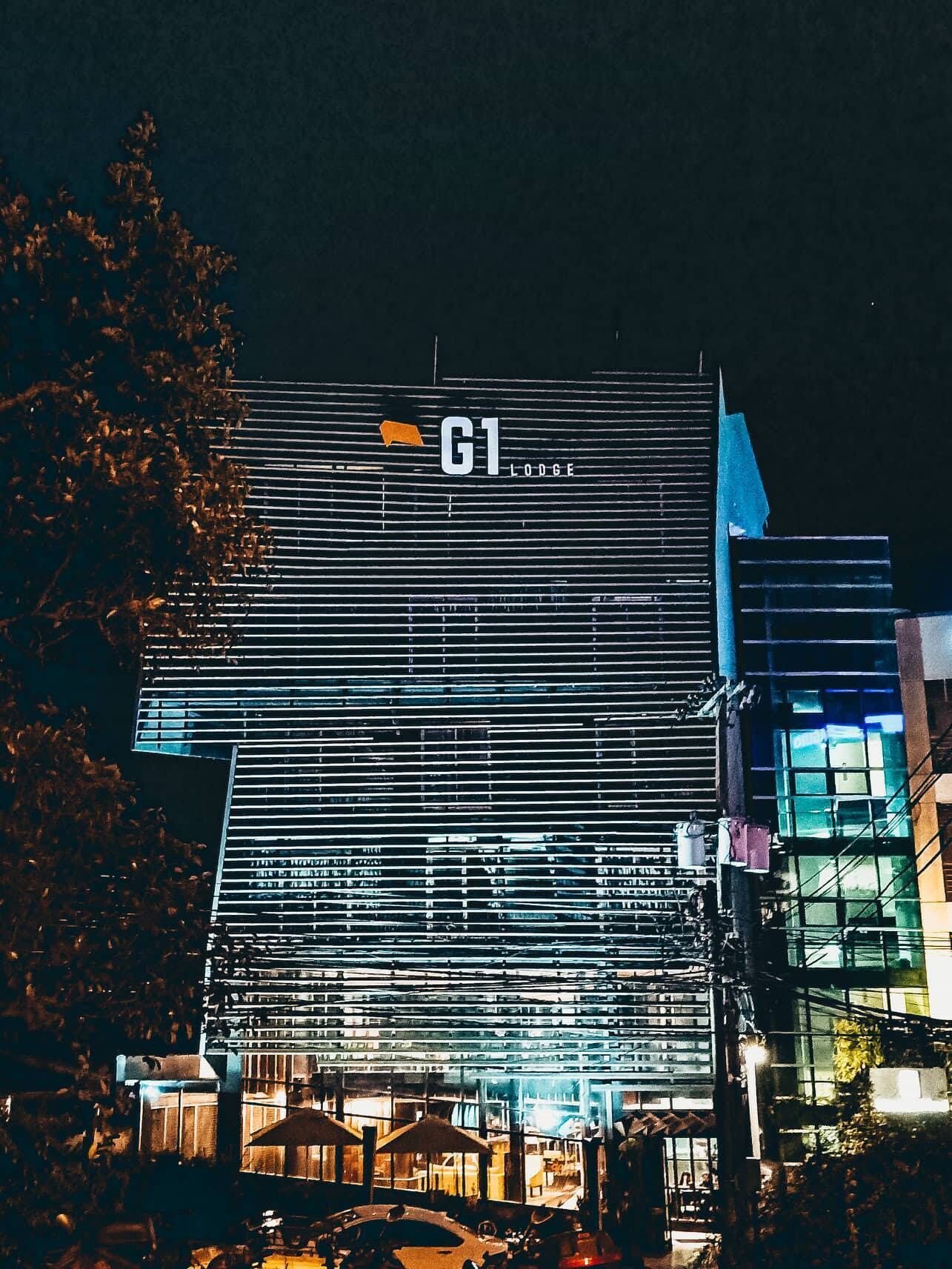 Bagian depan properti - sore/malam