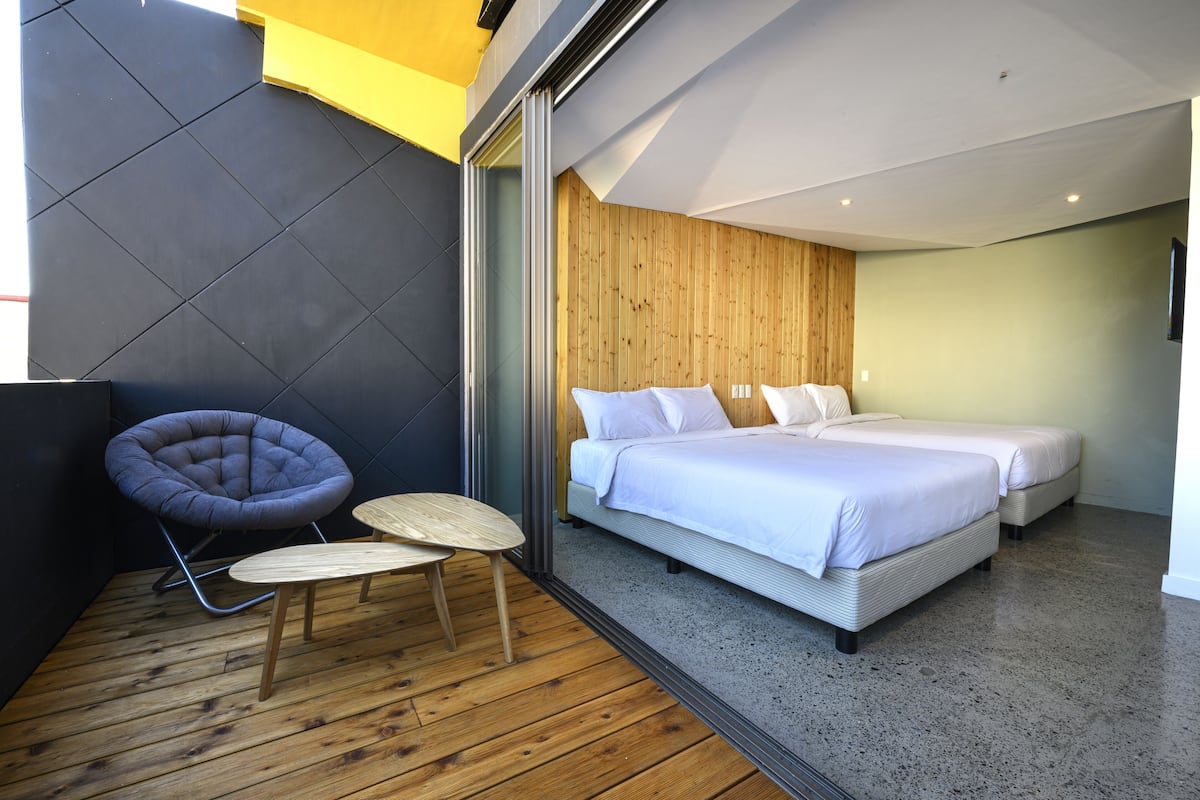 Premier Room, Patio (Whale) | Peti besi dalam bilik, meja, ruang kerja komputer riba
