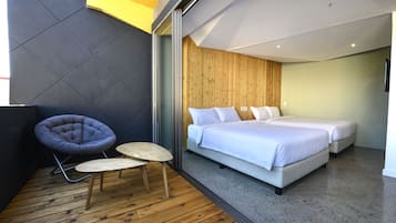 Kamar Premier, patio (Whale) | Brankas, meja kerja, ruang kerja ramah laptop, dan setrika/meja setrika