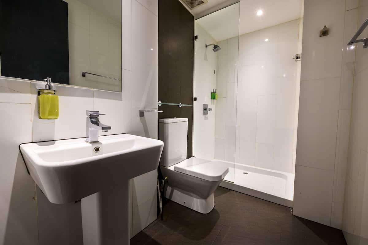 flamingo room | bathroom | free toiletries, hair dryer, slippers, bidet