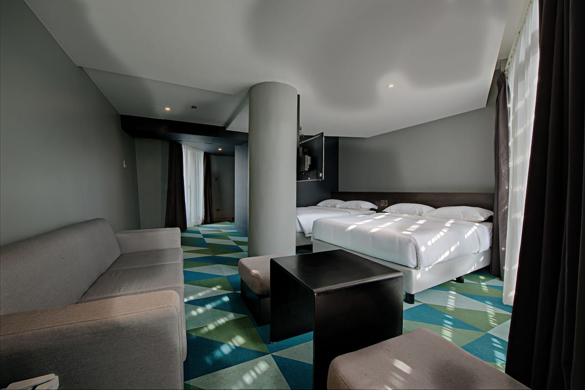 Premier Room, Patio (Session Sunrise) | Peti besi dalam bilik, meja, ruang kerja komputer riba