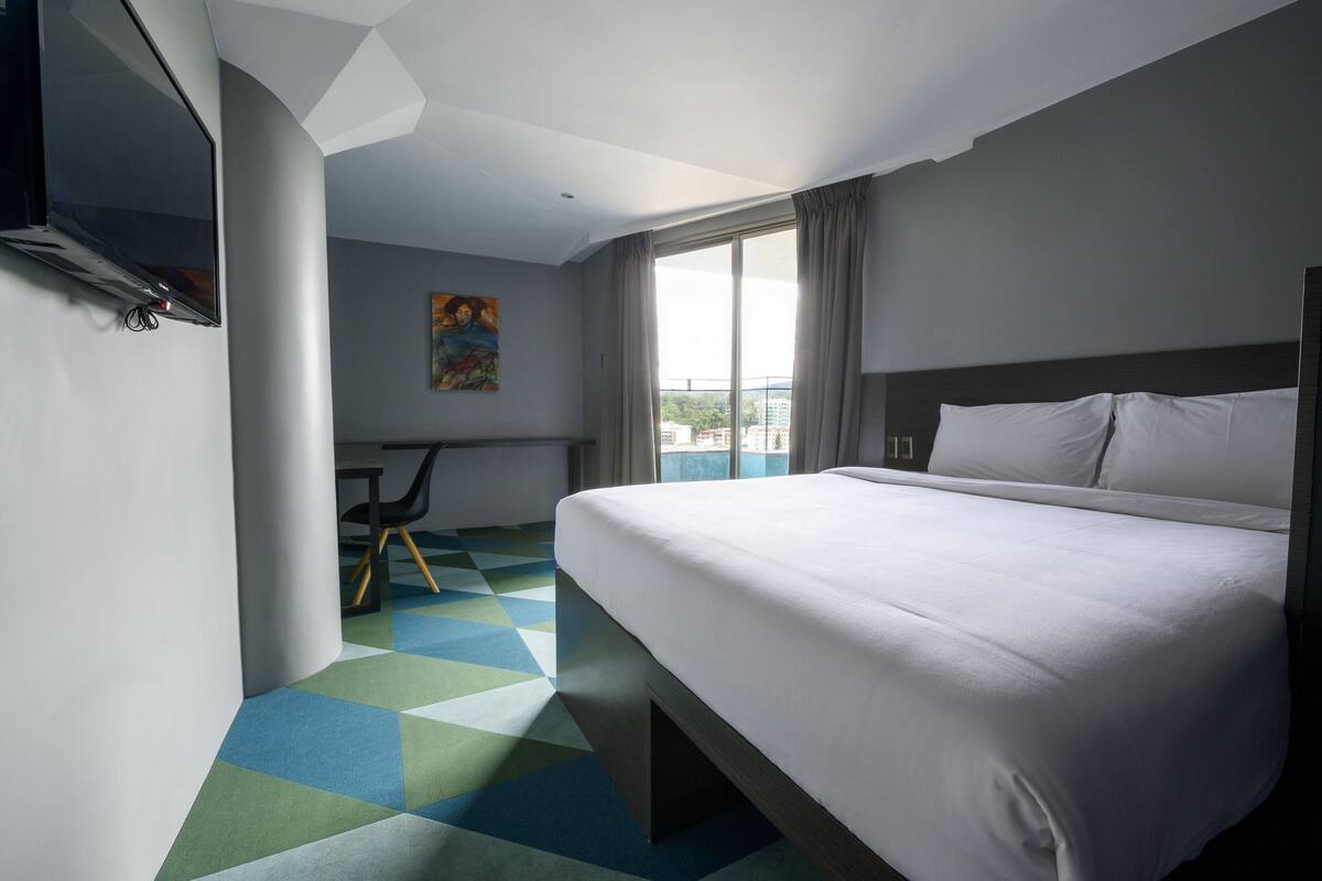 Swan Room | In-room safe, desk, laptop workspace, iron/ironing board (on request)