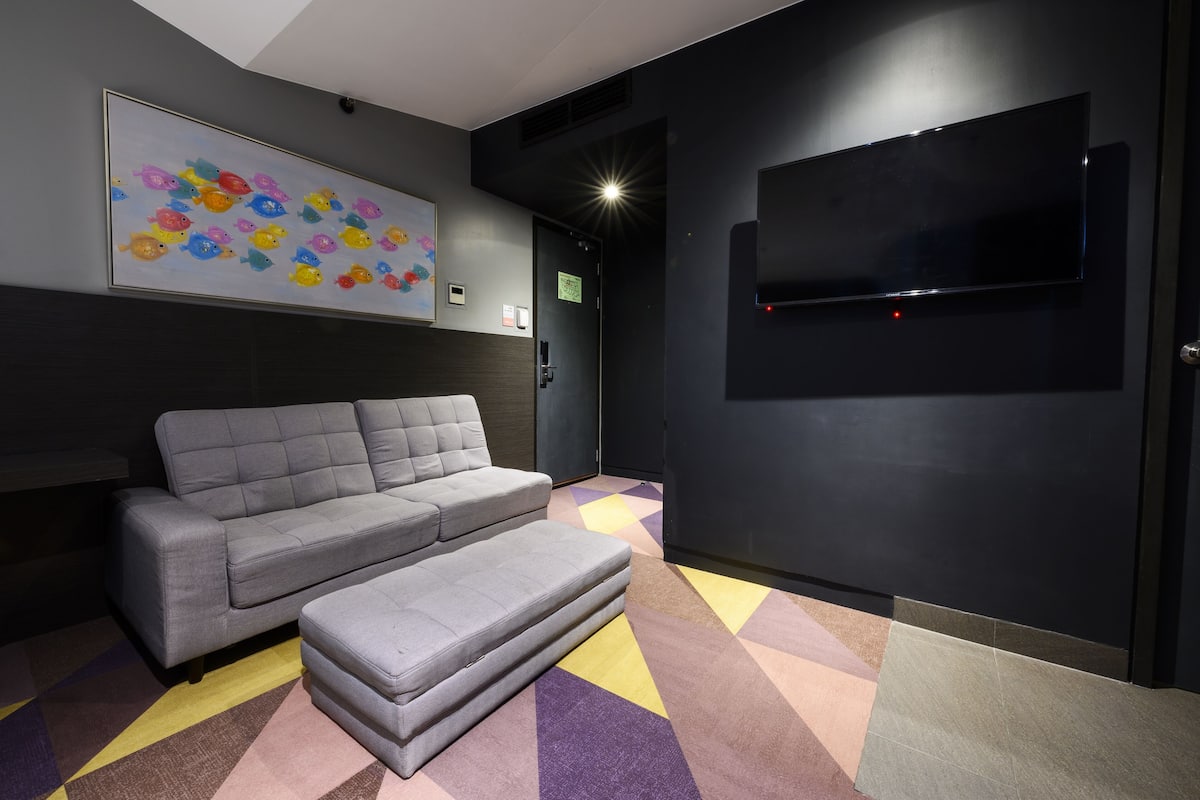 fox room | living area | 32-inch smart tv with cable channels, tv, netflix